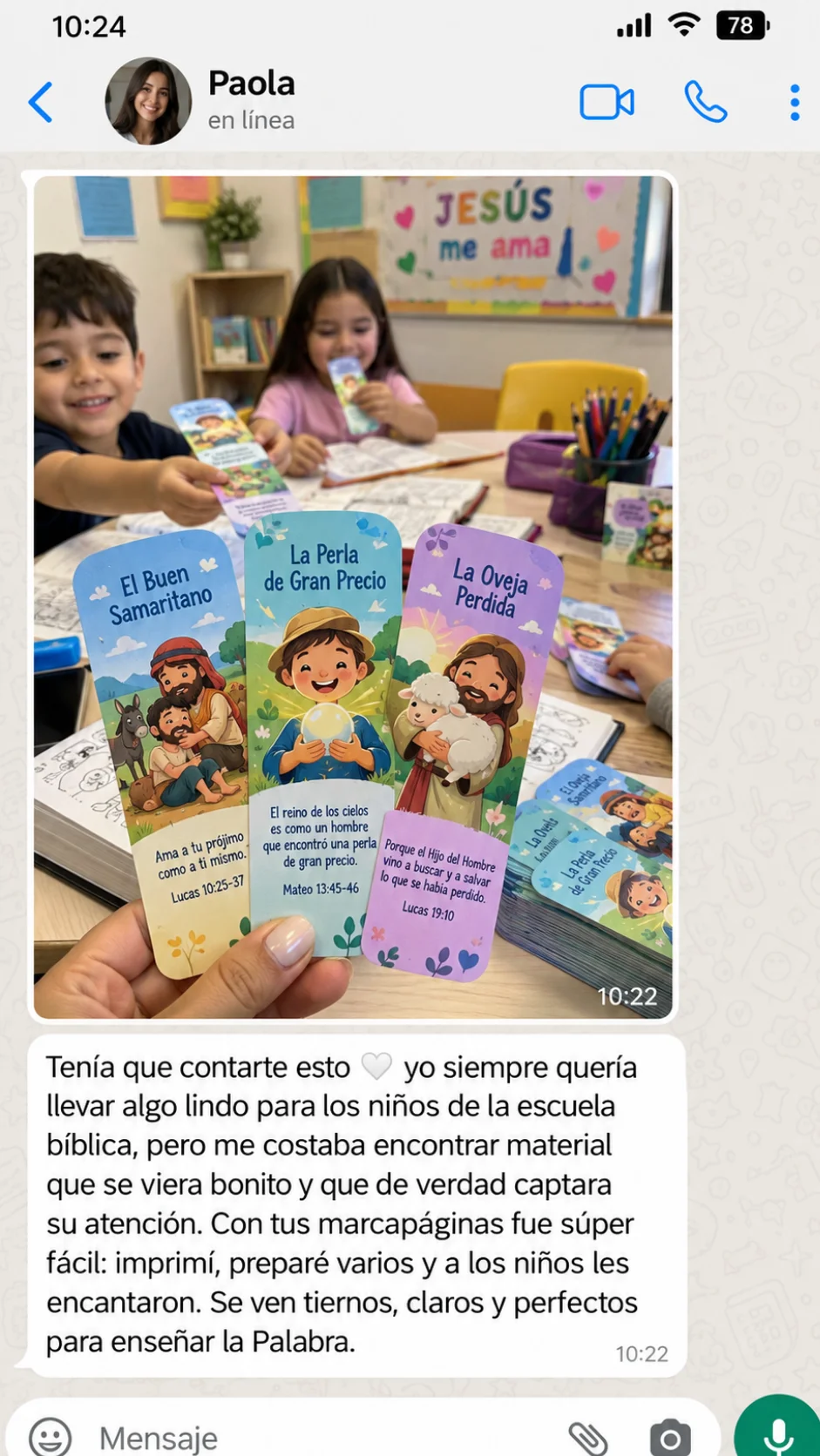 Paola comparte los marcapáginas con los niños de la escuela bíblica